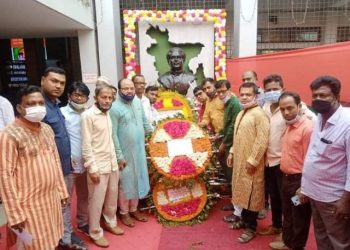 প্রতিকৃতিতে শ্রদ্ধার মধ্য দিয়ে দিনব্যাপী বঙ্গবন্ধুর জন্মদিন পালন করছে পূজা উদযাপন পরিষদ
