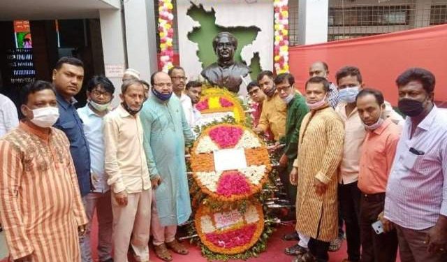 প্রতিকৃতিতে শ্রদ্ধার মধ্য দিয়ে দিনব্যাপী বঙ্গবন্ধুর জন্মদিন পালন করছে পূজা উদযাপন পরিষদ