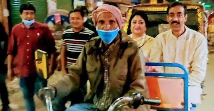 রিক্সায় চড়ে শহর ভ্রমন করলেন শামীম লিপি দম্পত্তি