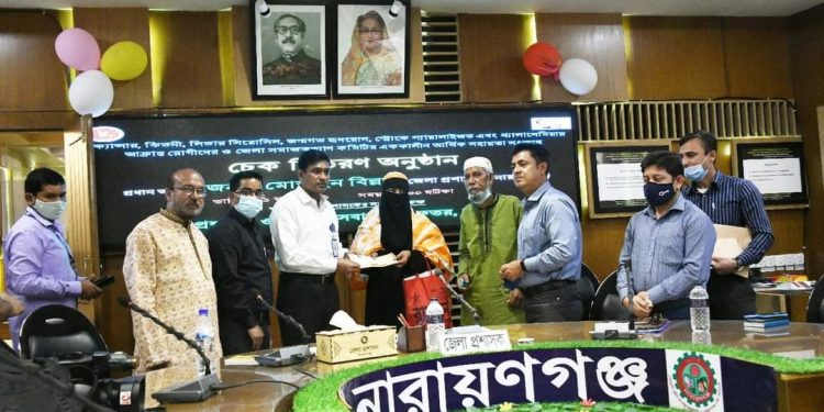 অসুস্থদের চিকিৎসা সহায়তায় আর্থিক অনুদান প্রদান করলেন ডিসি মোস্তাইন