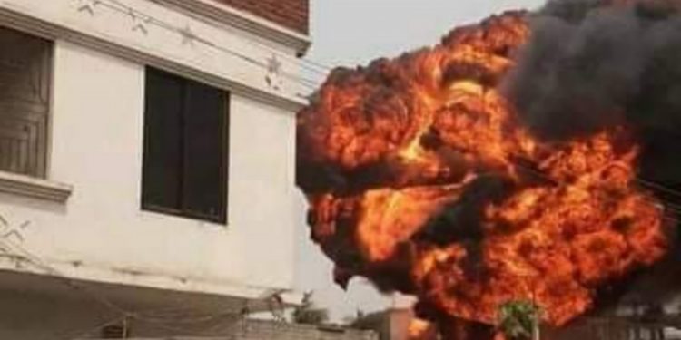 সিদ্ধিরগঞ্জে অবৈধ জ্বালানি তেলের গোডাউনে ভয়াবহ অগ্নিকান্ড