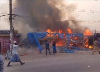 ফতুল্লায় নাসরিন সুপার মার্কেটে ২৫ দোকান আগুনে পুরে ছাই