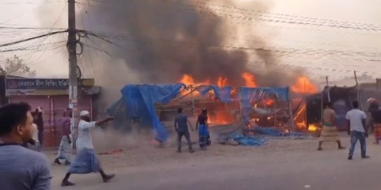 ফতুল্লায় নাসরিন সুপার মার্কেটে ২৫ দোকান আগুনে পুরে ছাই