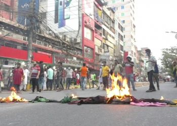 নারায়ণগঞ্জে হকার ও পুলিশ সংঘর্ষ, সড়কে আগুন- গাড়ি ভাংচুর, আহত ১৫