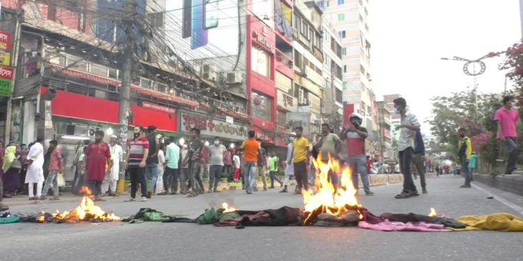 নারায়ণগঞ্জে হকার ও পুলিশ সংঘর্ষ, সড়কে আগুন- গাড়ি ভাংচুর, আহত ১৫