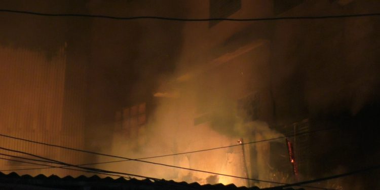 নিতাইগঞ্জে পশু খাদ্যের গোডাউনে আগুন নিয়ন্ত্রনে ফায়ার সার্ভিসের ৫ ইউনিট