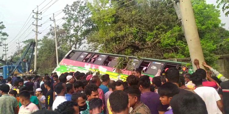 রূপগঞ্জে দুই বাসের মু‌খোমু‌খি সংঘর্ষে নিহত ১ ও আহত ২০