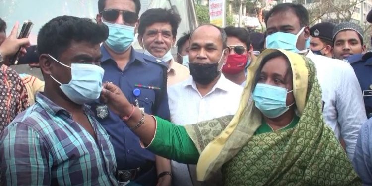 জেলা পুলিশের উদ্যোগে করোনা সচেতনতা ও মাস্ক বিতরণ কর্মসূচীর উদ্বোধন