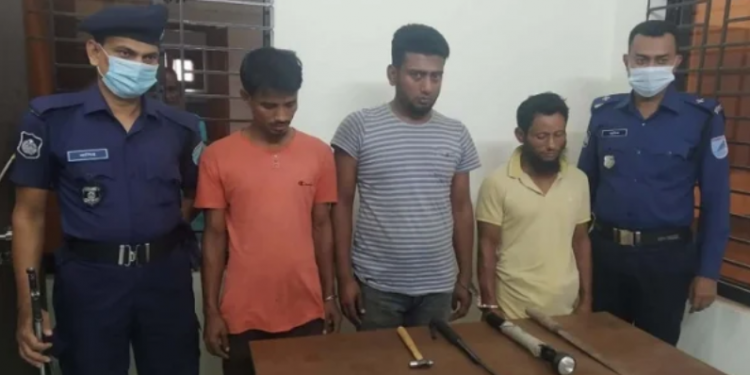 সোনারগায়ে ডাকাতির প্রস্তুতিকালে অস্ত্র সহ ৩ ডাকাত গ্রেফতার