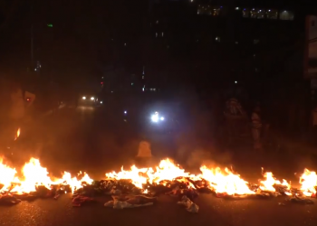 নারায়ণগঞ্জে হকারদের বিক্ষোভ ও সড়কে অগ্নিসংযোগ