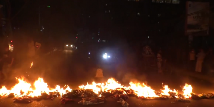 নারায়ণগঞ্জে হকারদের বিক্ষোভ ও সড়কে অগ্নিসংযোগ