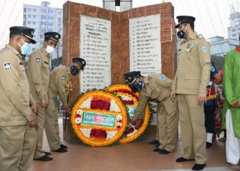 জাতির শ্রেষ্ঠ সন্তানদের প্রতি না’গঞ্জ জেলা পুলিশের শ্রদ্ধা নিবেদন