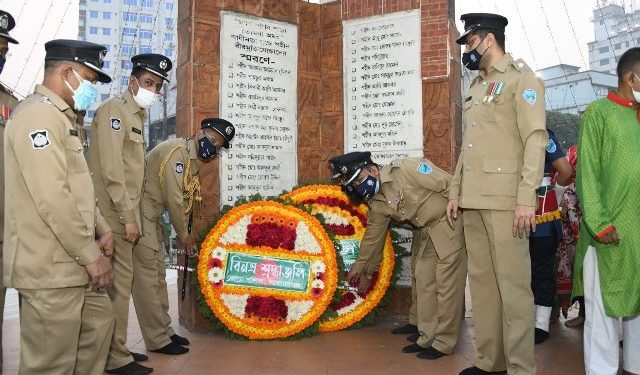 জাতির শ্রেষ্ঠ সন্তানদের প্রতি না’গঞ্জ জেলা পুলিশের শ্রদ্ধা নিবেদন