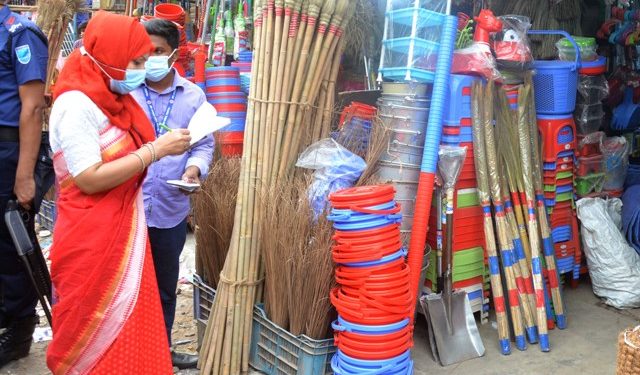 লকডাউন বাস্তবায়নে ও জনসমাগম নিয়ন্ত্রনে মাঠে ম্যাজিষ্ট্রেট মাহমুদা জাহান