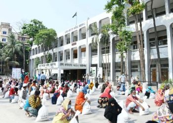 স্বামী পরিত্যক্ত ও বিধবাসহ তিনশ দুস্থ পরিবারকে জেলা প্রশাসনের ত্রাণ বিতরণ