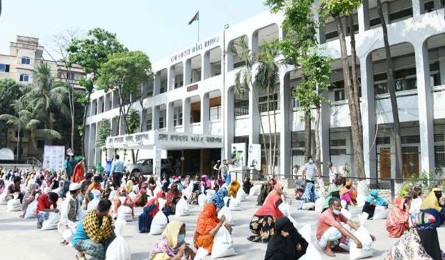 স্বামী পরিত্যক্ত ও বিধবাসহ তিনশ দুস্থ পরিবারকে জেলা প্রশাসনের ত্রাণ বিতরণ