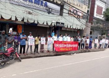 রিকশা চালকদের সহায়তার দাবিতে না’গঞ্জে সংগ্রাম পরিষদ’র মানববন্ধন