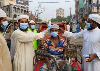 জেলা ইশা ছাত্র আন্দোলন’র উদ্যোগে পথচারীদেরকে সুন্নতি উপকরণ বিতরণ “