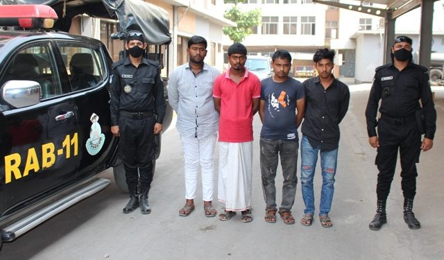 চিটাগাং রোড থেকে ৪ চাঁদাবাজ গ্রেফতার