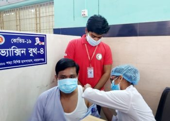কোভিড টিকার দ্বিতীয় ডোজ নিলেন ডিসি ও  সবাইকে টিকা নেওয়ার আহ্বান