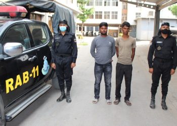 রুপগঞ্জে চোরাই তেল সহ গ্রেফতার ২