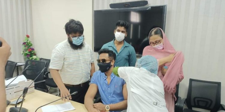 ২য় ধাপের করোনা ভ্যাকসিন গ্রহন করলেন অয়ন ওসমান
