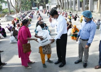 ৩’শ পরিবারের মাঝে জেলা প্রশাসনের খাদ্য সামগ্রী বিতরণ