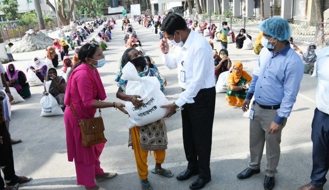 ৩’শ পরিবারের মাঝে জেলা প্রশাসনের খাদ্য সামগ্রী বিতরণ