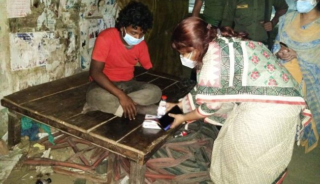 রূপগঞ্জে ভাসমান-ছিন্নমূল মানুষের মাঝে ইউএনও’র সেহরি বিতরণ