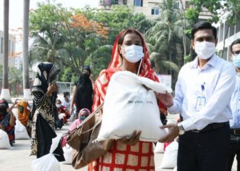 ২০০ জন তৃতীয় লিঙ্গের মানুষের মাঝে জেলা প্রশাসনের ত্রাণ বিতরণ