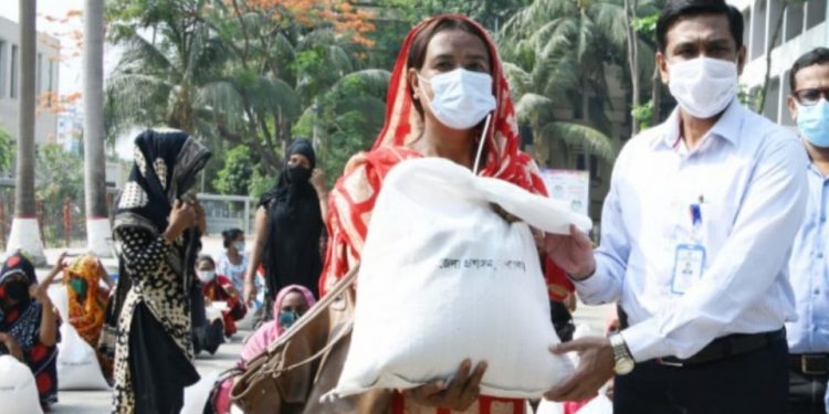 ২০০ জন তৃতীয় লিঙ্গের মানুষের মাঝে জেলা প্রশাসনের ত্রাণ বিতরণ
