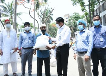 প্রধানমন্ত্রীর দেয়া ত্রাণ সামগ্রী পরিবহণ শ্রমিকদের মাঝে বিতরণ