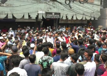 লকডাউনে দোকান খোলার দাবিতে ব্যসায়ীদের বিক্ষোভ