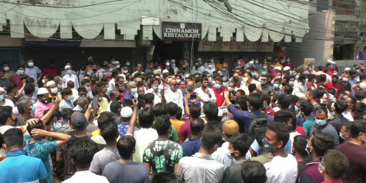 লকডাউনে দোকান খোলার দাবিতে ব্যসায়ীদের বিক্ষোভ