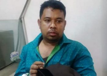 কালো কোট পরা ভদ্র চোর আটক