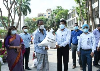 জেলা প্রশাসনের উদ্যোগে ৩’শ পরিবারকে খাদ্য সামগ্রী উপহার