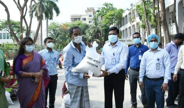জেলা প্রশাসনের উদ্যোগে ৩’শ পরিবারকে খাদ্য সামগ্রী উপহার