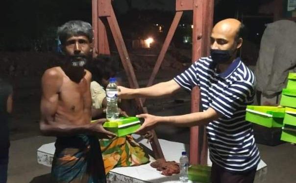 অসহায় দুস্থদের মাঝে জেলা প্রশাসন নারায়ণগঞ্জের সেহেরিতে খাবার বিতরণ