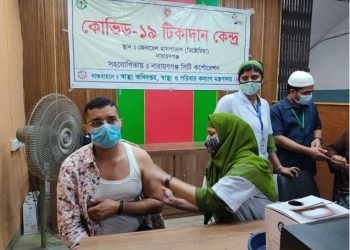 করোনা ভাইরাসের দ্বিতীয় ডোজ ভ্যাকসিন নিলেন মোহসীন মিয়া