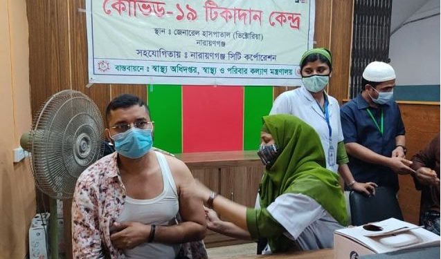 করোনা ভাইরাসের দ্বিতীয় ডোজ ভ্যাকসিন নিলেন মোহসীন মিয়া