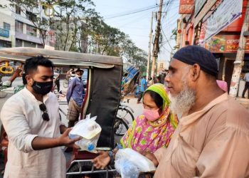 এস.এস.সি ২০০০ ব্যাচ নারায়ণগঞ্জের উদ্যোগে রান্না করা খাবার বিতরন