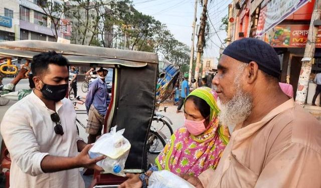 এস.এস.সি ২০০০ ব্যাচ নারায়ণগঞ্জের উদ্যোগে রান্না করা খাবার বিতরন