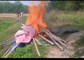 সোনারগাঁওয়ে জুয়ারী বাবুলের আস্তানায় আগুণ দিলো গ্রামবাসী