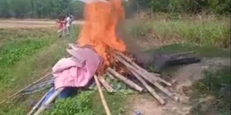 সোনারগাঁওয়ে জুয়ারী বাবুলের আস্তানায় আগুণ দিলো গ্রামবাসী