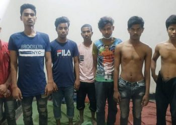 ফতুল্লা ৭ ডাকাতকে গনপিটুনী দিয়ে পুলিশে সোপর্দ