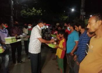 গভীর রাতে সেহেরী খাবার নিয়ে ভাসমানদের পাশে “আসসালামুওয়ালাইকুম আমি নারায়ণগঞ্জ ডিসি”