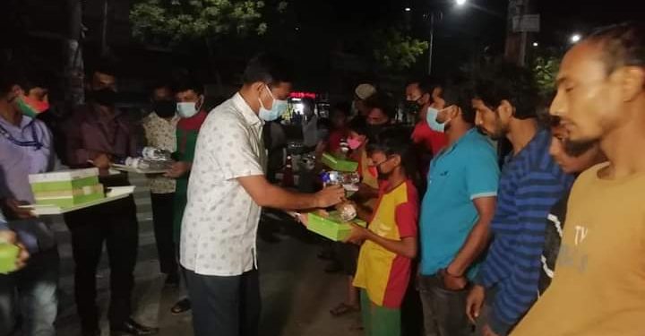 গভীর রাতে সেহেরী খাবার নিয়ে ভাসমানদের পাশে “আসসালামুওয়ালাইকুম আমি নারায়ণগঞ্জ ডিসি”