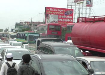 ঈদে ঘরমুখো মানুষের ভীড়ে ঢাকা-চট্টগ্রাম মহাসড়কে যানজট