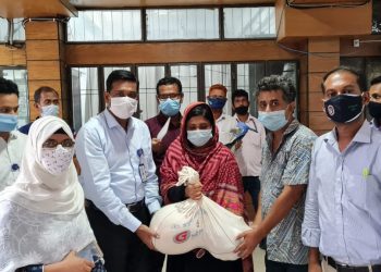 শ্রমিকদের বেতন না দিয়ে মালিকের পলায়ন, মানবিক সহায়তা নিয়ে ডিসি