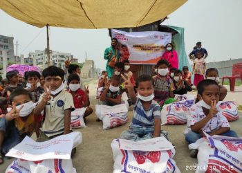 সুবিধা বঞ্চিত শিশুদের মুখে হাঁসি ফোটাল তারা